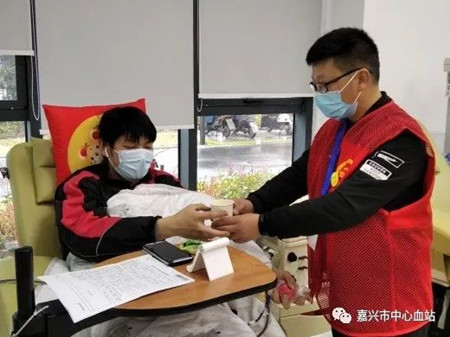 鐘月強(qiáng)做志愿者_(dá)副本.jpg 鐘月強(qiáng)做志愿者_(dá)副本.jpg