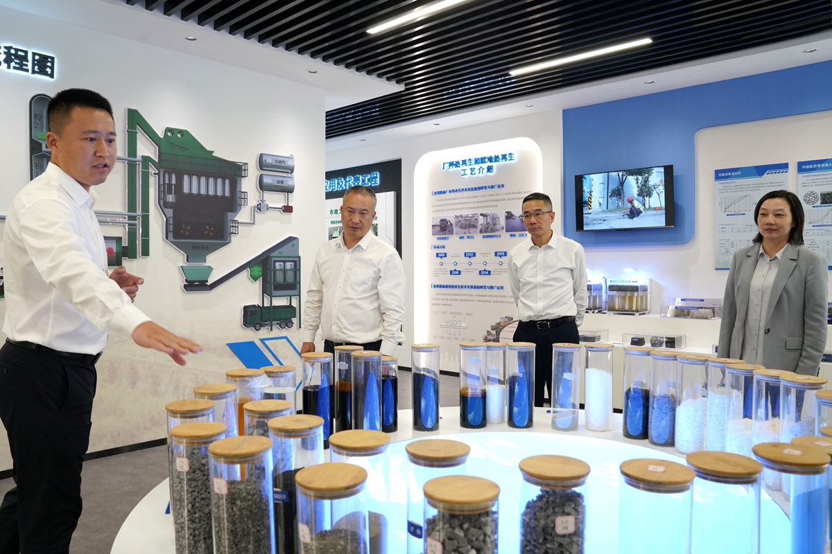 20241009市國資委黨委書記、主任陳文榮參觀杭州灣綠色養(yǎng)護(hù)公司展廳，右起李利、柏衛(wèi)東、陳文榮（李阿梅 攝）.jpg